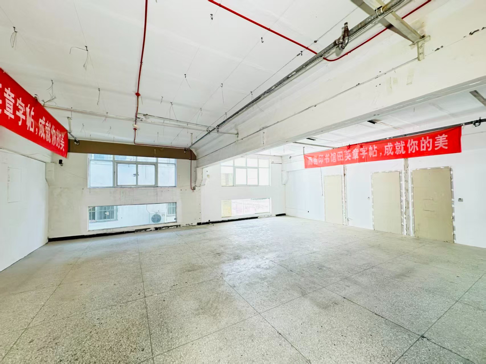 伊水东路重点吸引人工智能应用、数字经济、电商直播、智能制造服务、软件开发、科技创新企业及创业团队入驻